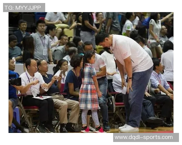 法儿与姚明亲密合影展现友谊与篮球魅力的完美瞬间