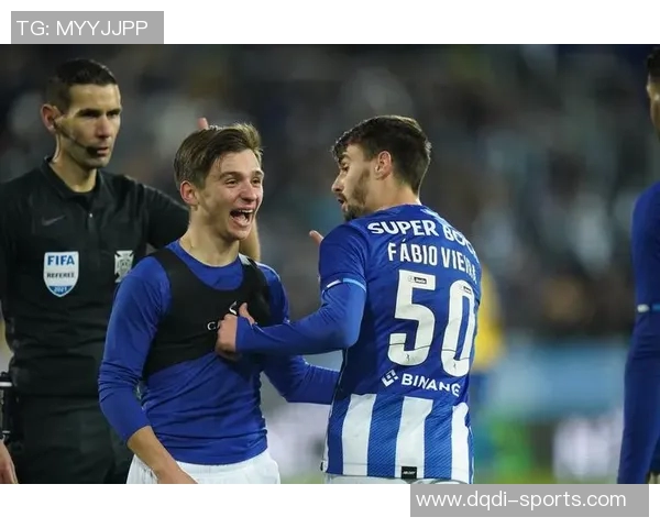 巴黎圣日耳曼逆转波尔图6-2争议判罚引发全场热议